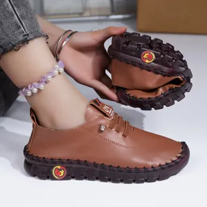 Vue détaillée de mocassins en cuir marron flexibles avec semelle souple pour femme