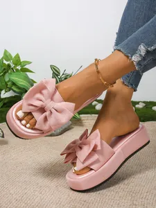 Vista detallada de sandalias de plataforma rosa con lazo para mujer, ideales para playa