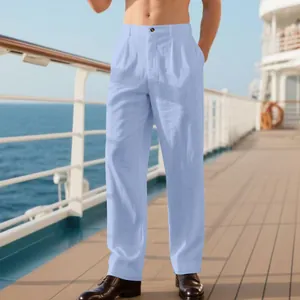 Pantalon en lin bleu clair pour homme, coupe droite, présenté sur un pont de bateau