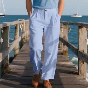 Pantalon en lin pour homme coupe droite décontractée sur un quai en bois au bord de la mer