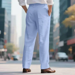 Vue arrière d'un pantalon décontracté en lin bleu clair pour homme en ville