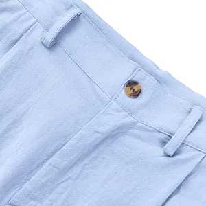Vue détaillée de la taille d'un pantalon en lin bleu clair pour homme avec bouton