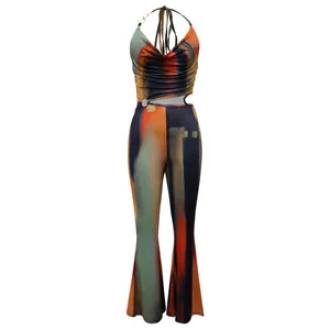 Detailansicht des sexy Neckholder-Jumpsuits mit abstraktem Print und Ring-Dekor.
