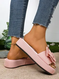 Sandalias de plataforma rosas con lazo decorativo y tejido texturizado para el verano