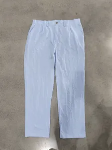 Vue rapprochée détaillée du tissu en lin bleu clair sur un pantalon décontracté homme