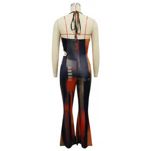 Rückansicht eines sexy Neckholder-Jumpsuits mit Cut-outs und lebhaftem, abstraktem Druck