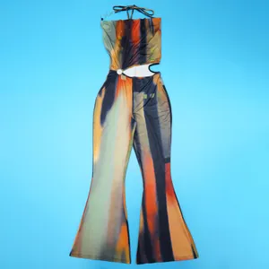 Sexy Jumpsuit mit Neckholder und Cut-out, abstraktem Tintendruck und ausgestelltem Bein