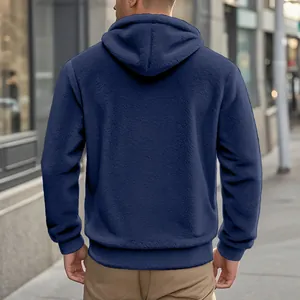 Rückansicht eines marineblauen Plüsch-Fleece-Hoodies mit dicker Textur und Passform.