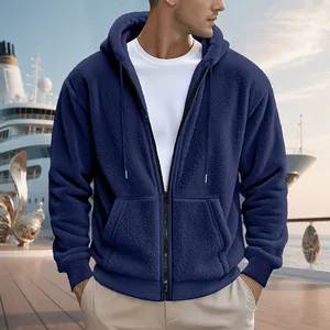 Dunkelblauer, verdickter Herren-Fleece-Kapuzenpullover an einem Modell an Deck
