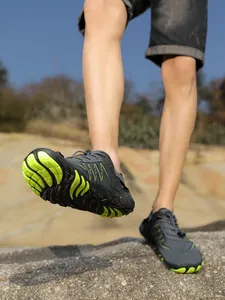 Chaussures d'eau antidérapantes respirantes pour la natation et la plage en gris
