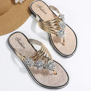 Detalle de chanclas plateadas para mujer con elegantes detalles de flores de strass