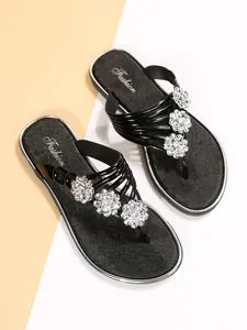 Vista detallada de chanclas negras para mujer con flores de diamantes de imitación