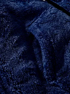 Detaillierte Makroansicht der dicken dunkelblauen Plüsch-Fleece-Textur der Jacke
