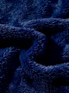 Nahaufnahme von weichem dunkelblauem doppelseitigem Fleece-Stoff für Winterjacken