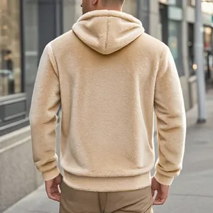 Rückansicht einer beigen Sherpa-Fleece-Herrenkapuzenjacke in lässiger Outdoor-Umgebung.
