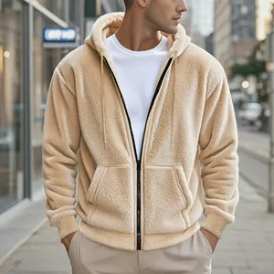 Detailansicht beige Herren Kapuzenjacke aus dickem doppelseitigem Fleece.