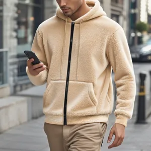 Gemütliche Herren-Kapuzenjacke aus beigem Sherpa-Fleece mit schwarzem Reißverschluss