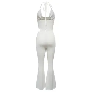 Rückansicht eines weißen Neckholder-Jumpsuits mit Metallring und ausgestelltem Bein