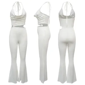 Moderner weißer Neckholder-Jumpsuit mit sexy Cut-out und modischem Schlagbein Detail
