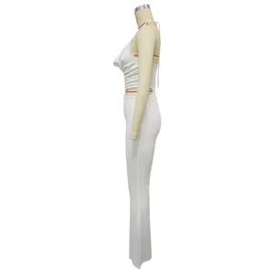 Seitenansicht eines weißen Neckholder-Overalls mit Cut-Outs für Damen auf Torso