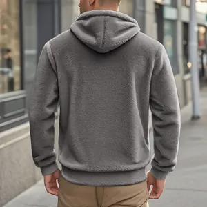 Rückansicht eines grauen, dicken, doppelseitigen Fleece-Kapuzenpullovers für Herren im Alltag