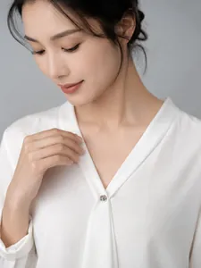 Clip magnético plateado de alta calidad para el cuello de una blusa blanca con escote en V