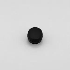 Primer plano de una hebilla magnética para bufanda en negro mate sobre fondo gris