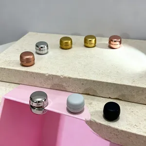 Primer plano de elegantes clips magnéticos para bufandas en soportes de piedra