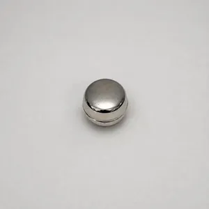 Vista detallada de primer plano de hebilla magnética de metal plateado para bufanda