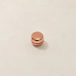 Vista detallada del broche magnético de alta gama para bufanda en acabado oro rosa