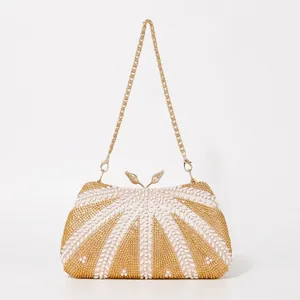 Elegante Abendtasche mit Gold- und Perlenstickerei und Kettenriemen für formelle Anlässe