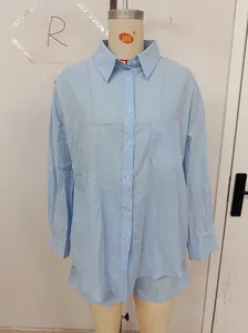 Dettaglio del set casual due pezzi camicia a maniche lunghe e pantaloncini azzurro