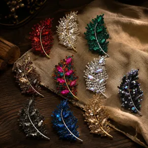 Elegante Broche de Hoja de Aleación con Diamantes de Imitación para Mujer Pin de Planta de Cristal Brillante Accesorio para Bufanda Ropa Joyería Regalo