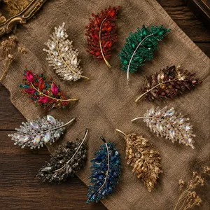 Colección de elegantes broches de hoja con diamantes de imitación en diez colores