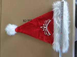 Dettaglio del cappello di Babbo Natale rosso con corona di strass e misura di 30 cm