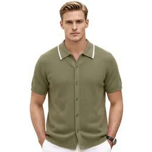 Grünes Herren-Kurzarm-Polohemd aus Strick mit weißem Kontrastkragen.