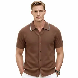 Herren-Strick-Poloshirt in Braun mit atmungsaktivem Design und weißem Kontrastkragen
