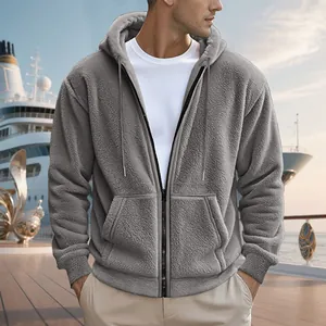 Detail der grauen, verdickten doppelseitigen Fleecejacke mit Kapuze und Reißverschluss für Herren