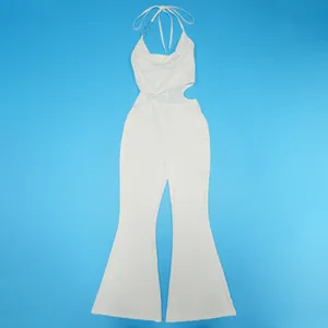 Detailansicht sexy weißer Neckholder-Jumpsuit mit Ausschnitt und Schlaghose auf blauem Grund