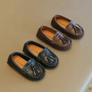 Detailansicht von Kinder-Loafers mit Quasten in Schwarz und Braun für Jungen und Mädchen.