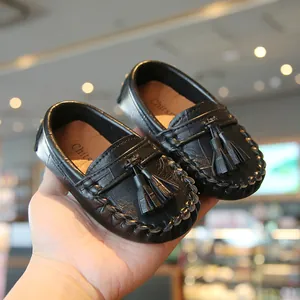 Nahaufnahme schwarzer Kinder-Loafer mit Quastendetail und weicher Ledertextur