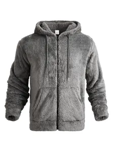 Detailansicht des dicken grauen Fleece-Stoffs einer Herren-Kapuzenjacke mit Reißverschluss