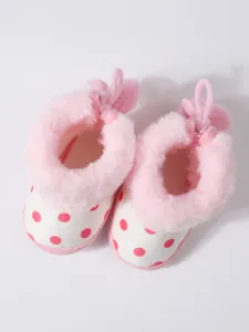 Detaillierte Ansicht rosa gepunkteter Babystiefel mit weichem Kunstfellfutter oben
