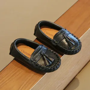 Klassische schwarze Kinder-Loafer aus Leder mit Quasten und handgenähten Details