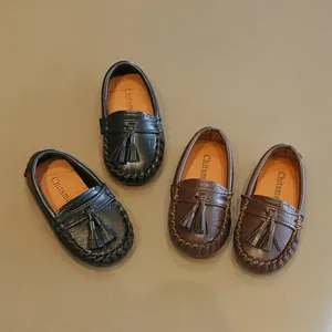 Detailansicht von Leder-Loafers für Kleinkinder mit Quasten in Schwarz und Braun.