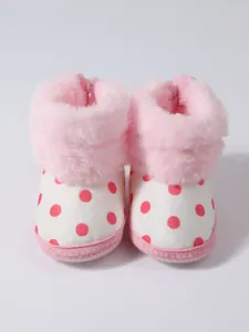 Süße rosa und weiße gepunktete Baby-Schneestiefel mit warmem Kunstfellfutter für den Winter.