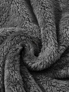 Nahaufnahme von dickem grauem doppelseitigem Fleece mit weicher und flauschiger Textur