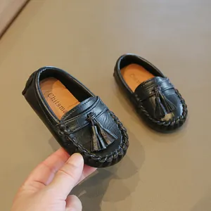 Detaillierte Ansicht schwarzer Kinder-Loafer mit Quasten und weicher Lederoptik
