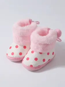 Detailansicht der rosa Baby-Schneestiefel mit Punkten und weichem Kunstfell