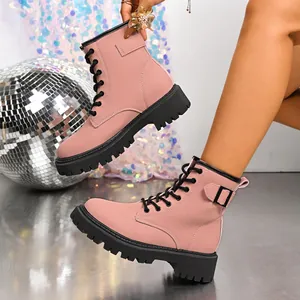 Stivaletti stringati rosa alla moda in stile britannico con suola platform